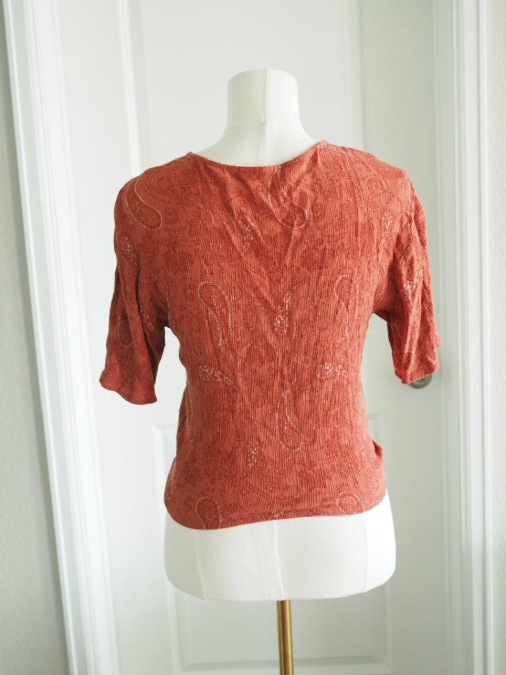 LUQ Rust Paisley Tie Front Crinkle Top XS Short Sleeve V Neck Rayon Blouse - Picture 6 of 10